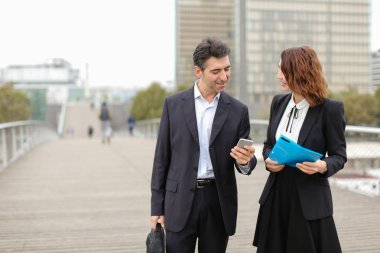    İş erkek ve kadın ex - sınıf kazara st üzerinde bir araya geldi