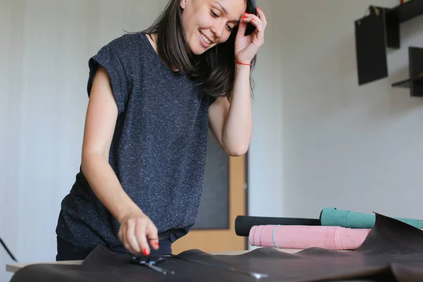 Enseignant démontrant aux élèves comment travailler avec le cuir . — Photo