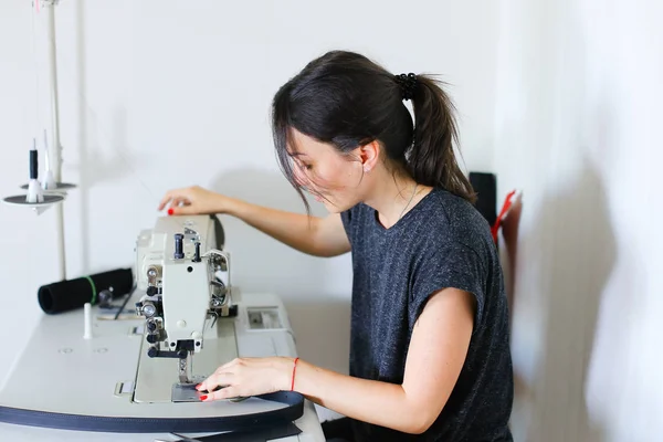 Cintura di cucito della cucitrice facendo uso della macchina per cucire . — Foto Stock