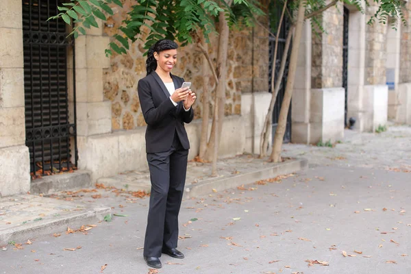 Psycholog manželství agentury na smartphone v parku. — Stock fotografie