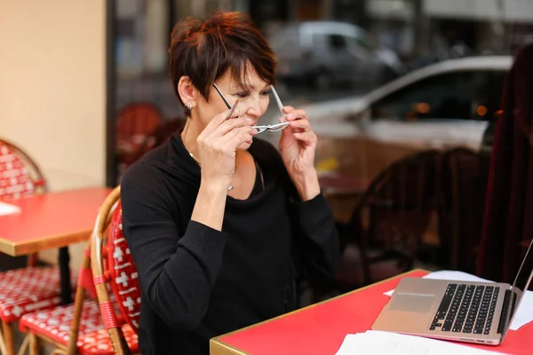 Abuela de mediana edad hablando con familiares en el ordenador portátil i — Foto de Stock