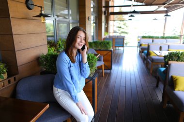 Güzel kız erkek arkadaşıyla kafede konuşuyor  .