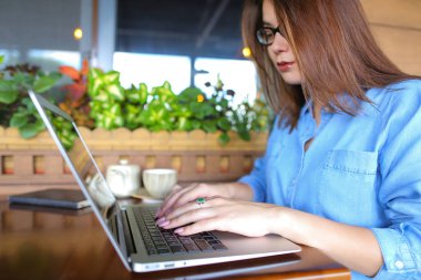 Laptop yanında kafede arkadaşlarınızla sohbet öğrenci.