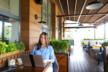 Çekici kız restoranda çay içme  .