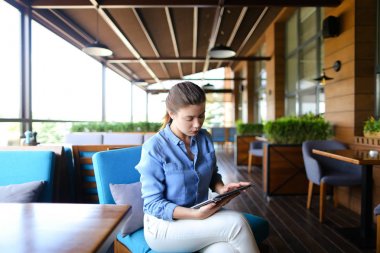Eller yukarı uzun çivi smartphone vasıl café du tarama ile yakın