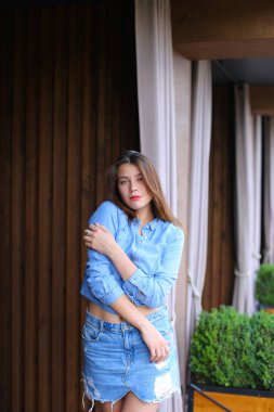 Saç ile oynama ve kamera ile arıyorum genç Foto model