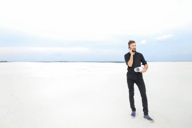   Giysi Tasarımcısı kardeşi ile iletişim kurmak için Smartphone kullanarak 