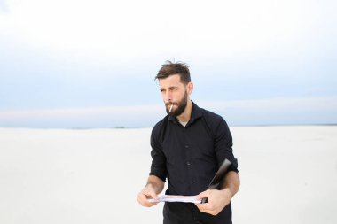   Deniz araştırma yürüten coğrafyacı erkek yasaktır. 