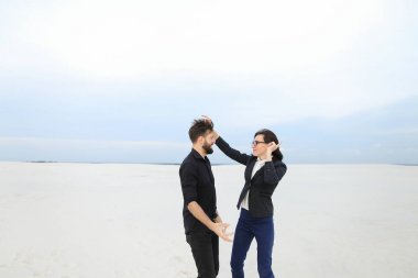     modelleri erkek ve kadın deniz kenarında sevinç için atlama.  