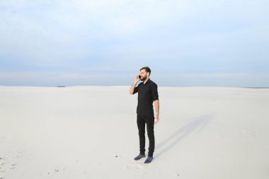   Koca sahil sm yürüyüş karısı ile smartphone üzerinde konuşma