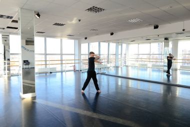 Genç çocuk Studio dans germe elin yaptığından.