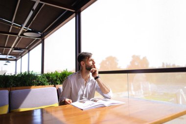 Ferah Editör gösteren onaylama geste.