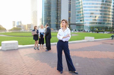 Takım üyeleri arka planda La D kameraya bakarak Sekreter