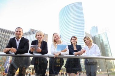 Biz takım üyeleri La savunma Paris'te tokalaşırken,  .