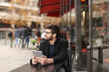 Grafik tasarımcı Tablet ve kağıtları kafeterya masada çalışma