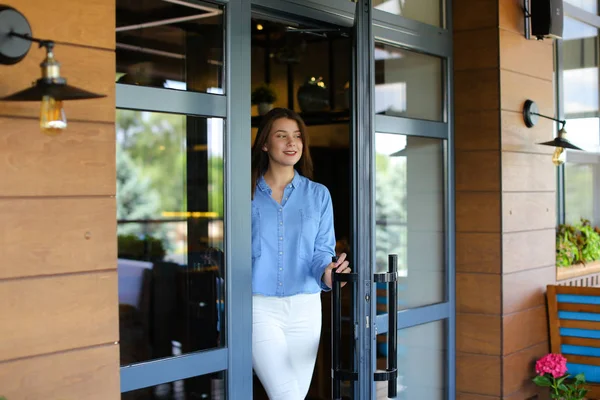 Neşeli kadın Restoran, bırakarak smartphone ve tuvalet tarafından söz