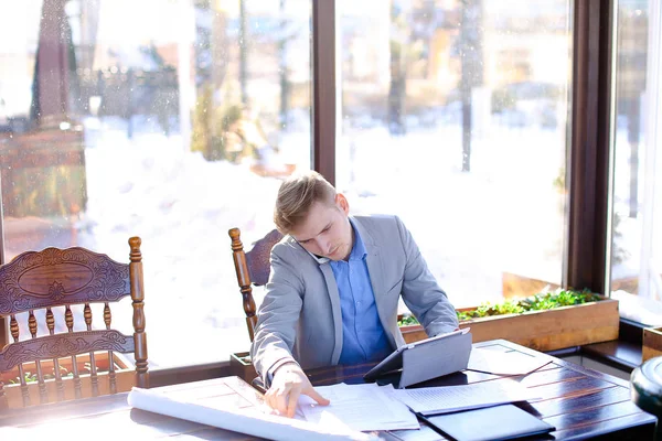 Giovane studente che si prepara prima dell'esame in fast motion al caffè con — Foto Stock