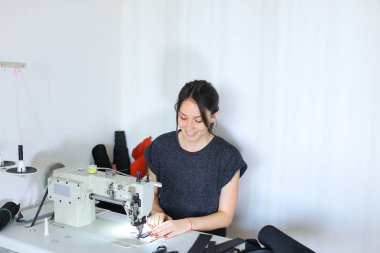smartphone kullanarak Internet fikirler arıyor craftswoman.