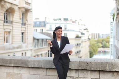 Sigorta acentası ile müşteri, genç kadın rejoic Evet