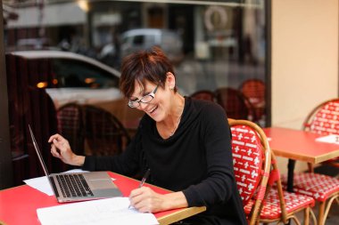      Orta yaşlı Büyükanne ben konuşan laptop akrabaları ile