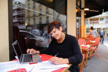      Kadın muhasebeci modern dizüstü bilgisayarda uzaktan çalışma.