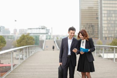    İş erkek ve kadın ex - sınıf kazara st üzerinde bir araya geldi