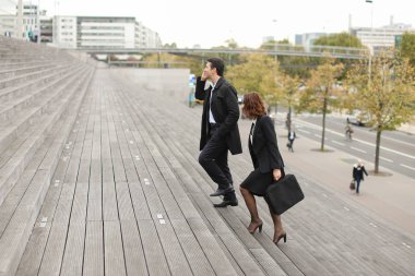      Smartphone ve sekreter konuşan CEO'su büyük şirket adam 