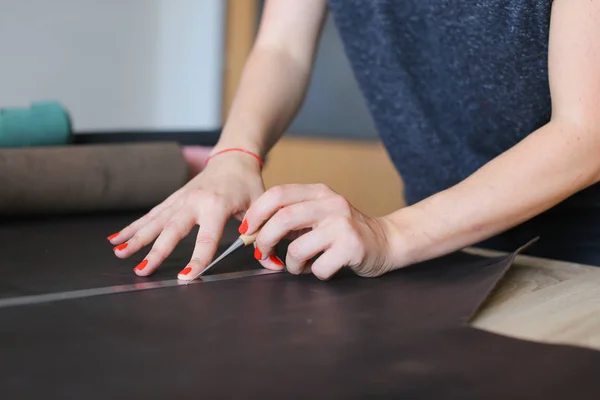 Insegnante che dimostra agli studenti come lavorare con la pelle . — Foto Stock