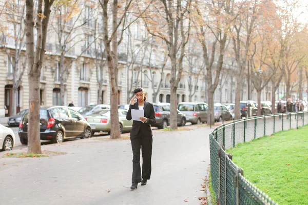 Psicólogo de agencia matrimonial hablando en smartphone en parque . — Foto de Stock