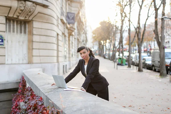 Yarım Afrika işkadını yapma video aramak dışında dizüstü bilgisayar ile