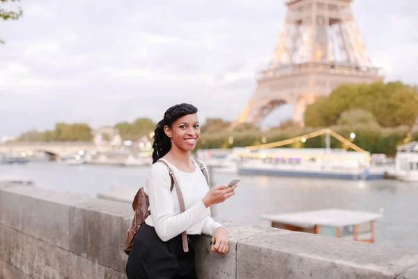 Blogger voyager, jolie dame prise de vue vidéo à l'aide d'un smartphone — Photo