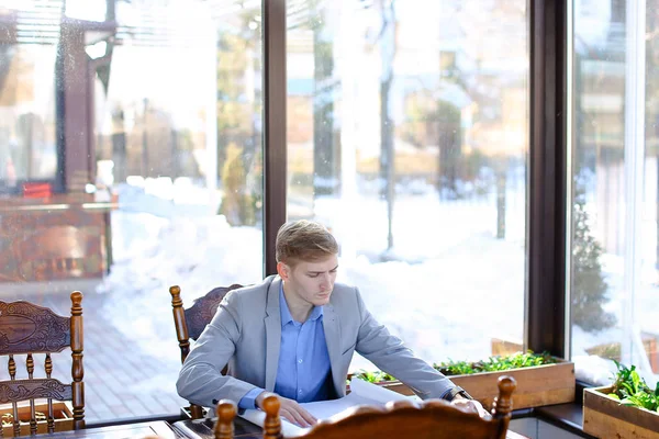 Architect waiting for customer at cafe with roll architecture pr — Stock Photo, Image