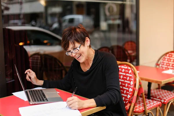      Orta yaşlı Büyükanne ben konuşan laptop akrabaları ile