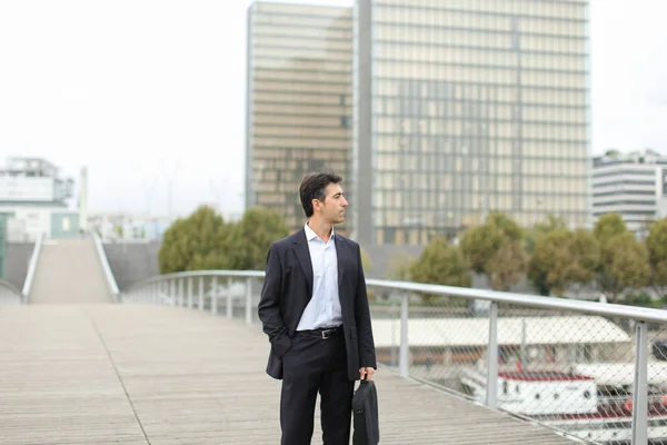 Abogado hombre en ropa de negocios esperando al cliente usando smart — Foto de Stock