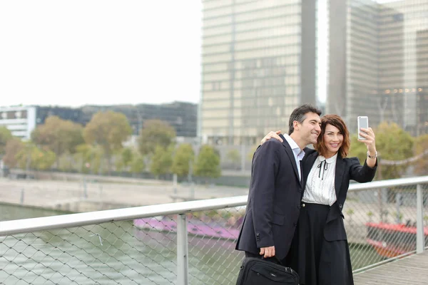 Marketinges férfi és Hr igazgató nő használ smartphone, figyelembe véve a sel — Stock Fotó