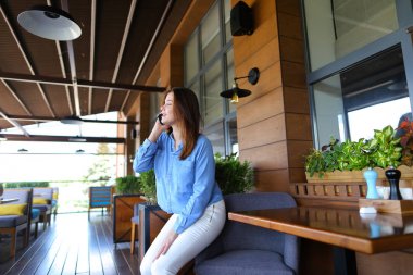 Güzel kadın modeli smartphone tarafından fotoğrafçı ile konuşma 