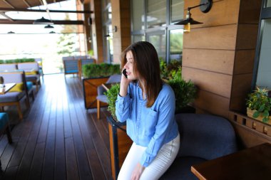 Güzel kız erkek arkadaşıyla kafede konuşuyor  .