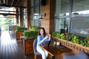 Çekici kız restoranda çay içme  .