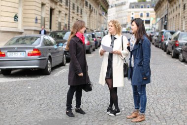 Küratör fotoğraflar dışında tablet içinde gösterilen öğrenciler  .