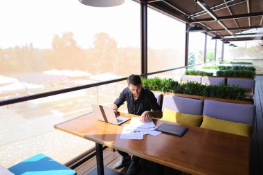 Serbest metin yazarı metin kafe masada dizüstü bilgisayarda yeniden yazmak.