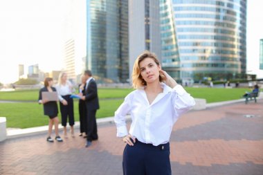 Takım üyeleri arka planda La D kameraya bakarak Sekreter