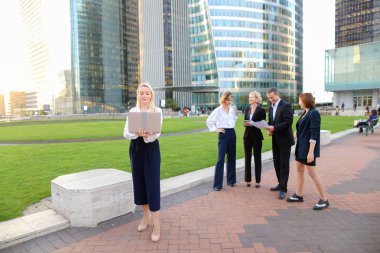 Belge durumda kameraya bakarak yüz Sekreter kapatın 