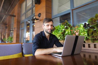 İstemci için örümcek ağı fotoğraf makinesi ve microp ile konuşurken Internet Danışmanı