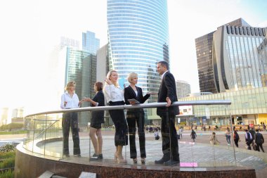 İş kadınları erkek patron ile konuşma.