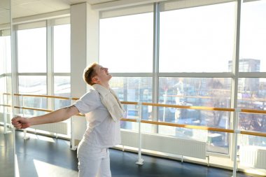 CEO'su BT-şirkette iş smartphon üzerinde tartışırken spor giyim