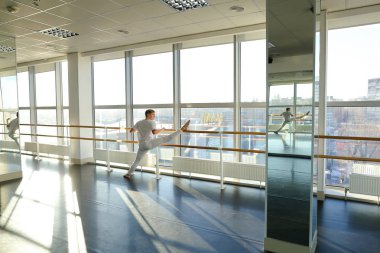 Deneyimsiz spor iş erkek spor giyim stan için çalışıyor