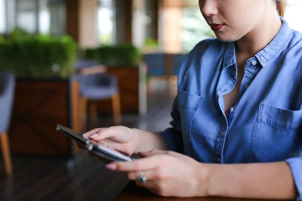 Pretty girl working with tablet at cafe. — Stock Photo, Image