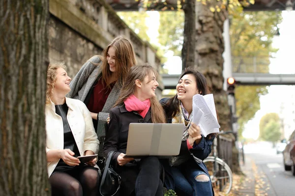 Jocund étudiantes assis sur le banc avec professeur, ordinateur portable, pa — Photo