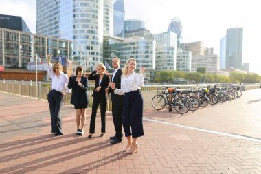 Erkek Yöneticisi dışında ortakları ile konuşma.