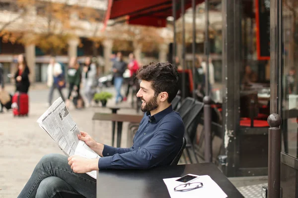 Hombre de negocios próspero escribiendo mensaje por teléfono inteligente en la cafetería con — Foto de Stock